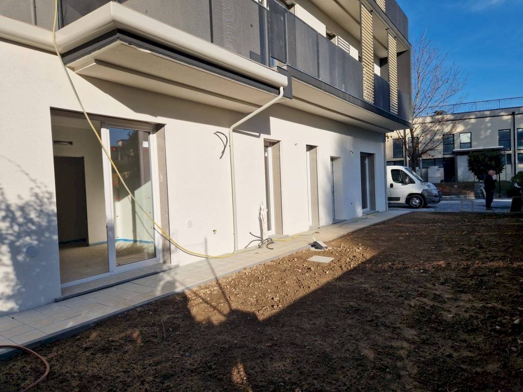 Giardino - Quadrilocale viale Luigi Borri, 134, Varese - foto 1