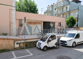 Facciata - Negozio viale Comacchio, Rimini - foto 5