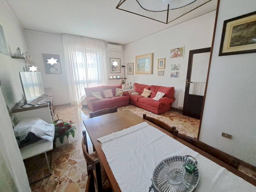 Salone - Quadrilocale viale della Repubblica, Prato - foto 2