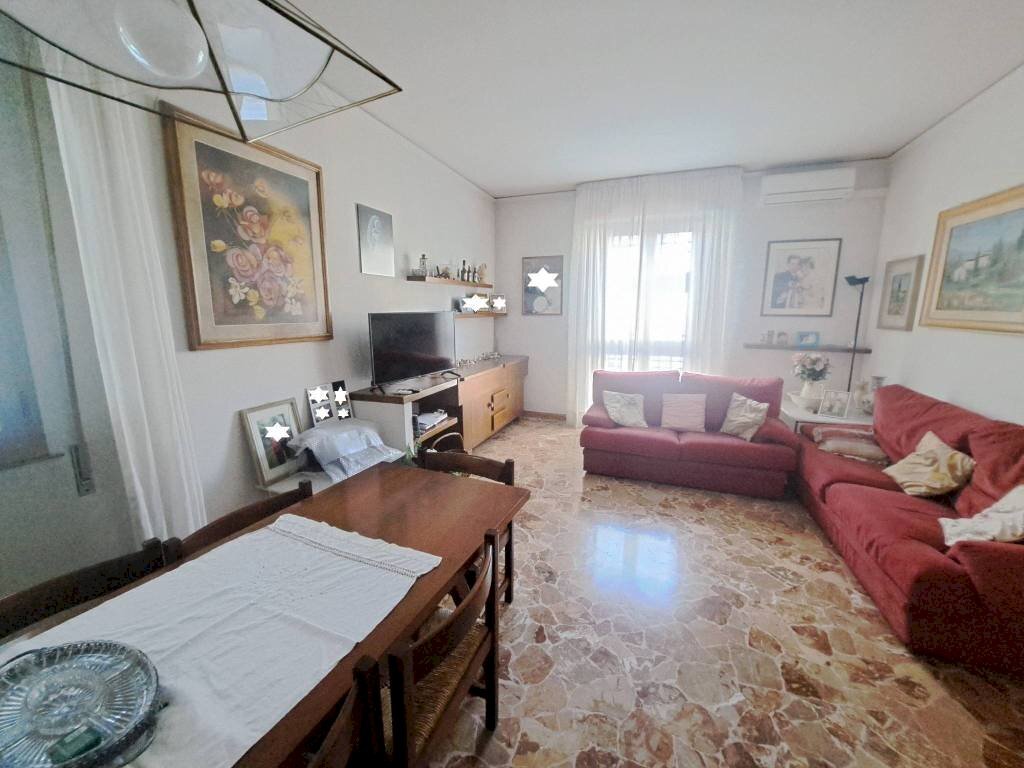 Salone - Quadrilocale viale della Repubblica, Prato - foto 3