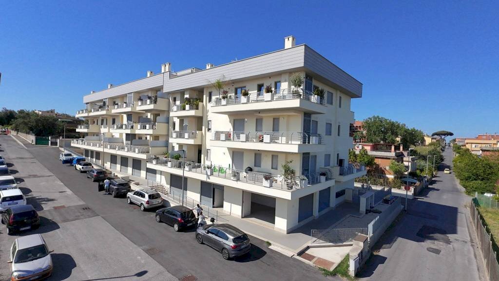 Facciata - Negozio via Leonardo Mellano, Roma - foto 2