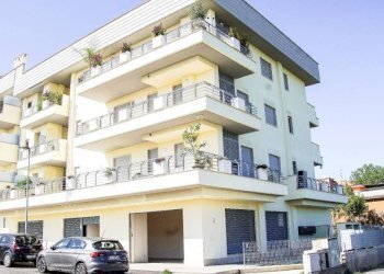 Facciata - Shop via Leonardo Mellano, Roma - photo 19