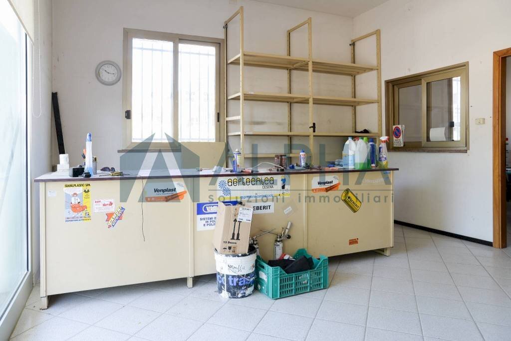 Interno non residenziale - Negozio via Roma, Savignano sul Rubicone - foto 2