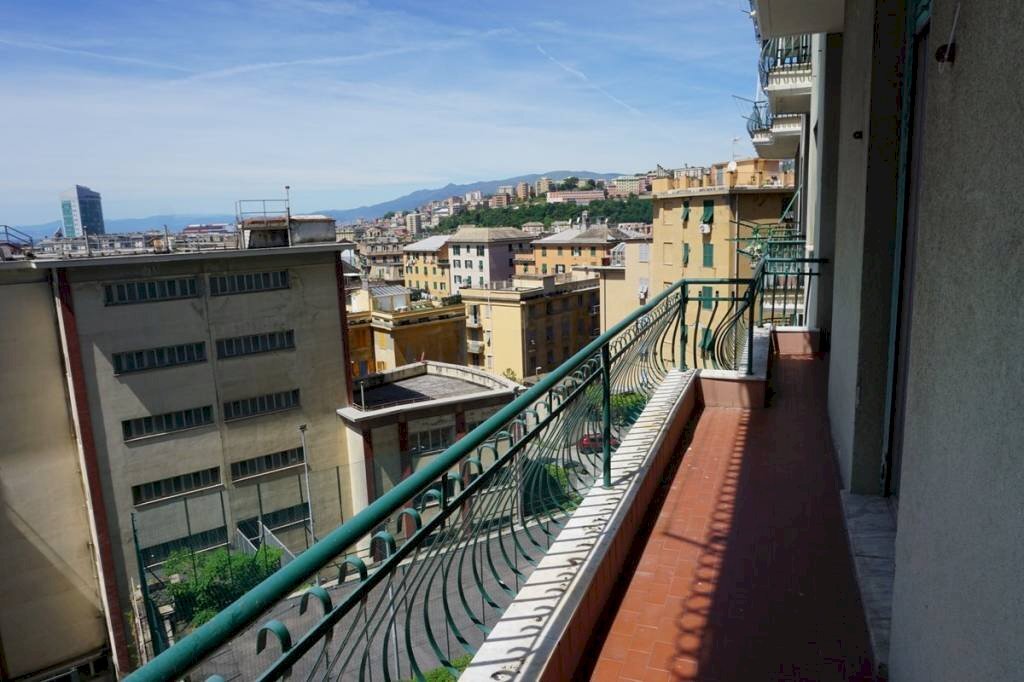 Balcone - Trilocale via dei Landi, 16, Genova (zona Sampierdarena) - foto 1