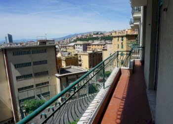 Balcone - Trilocale via dei Landi, 16, Genova (zona Sampierdarena) - foto 1
