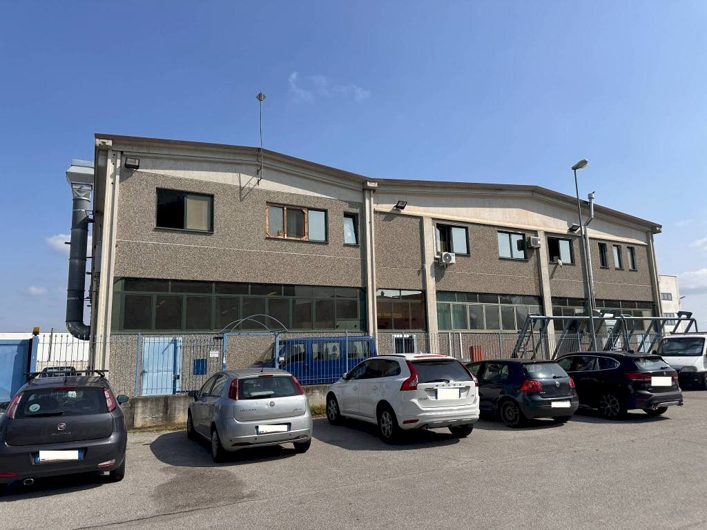 Facciata - Capannone via Vittorio Veneto, 57, Caramagna Piemonte - foto 1