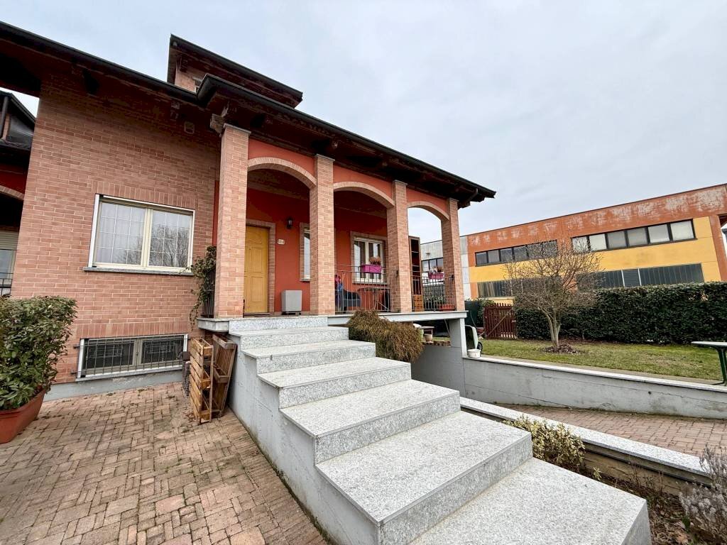 Facciata - Villa strada Carmagnola, 62/a, Caramagna Piemonte - foto 1