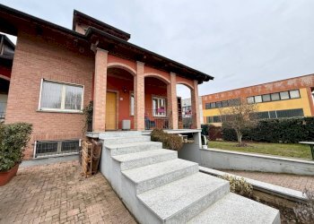 Facciata - Villa strada Carmagnola, 62/a, Caramagna Piemonte - foto 1