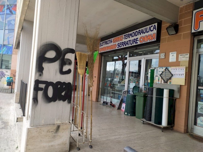 Commercial Activity Largo Capelvenere, Roma (neighborhood Acilia) - photo 2