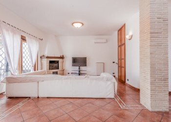 Villa Via di val Floriana, Roma (zona Infernetto) - foto 8