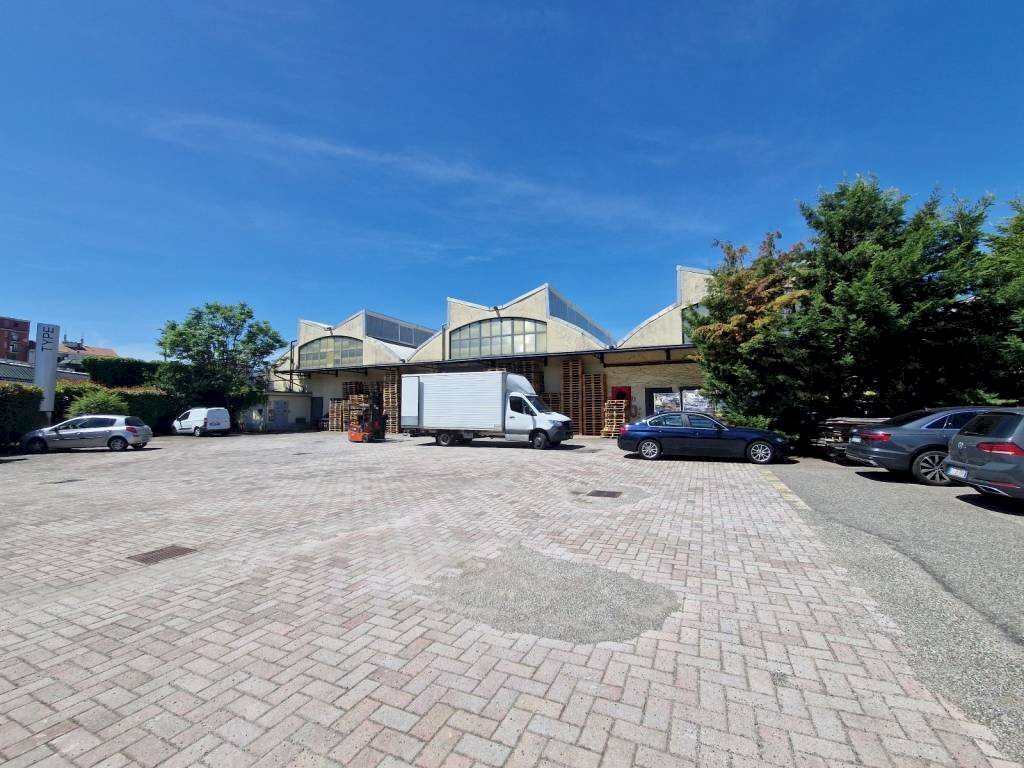 Cortile interno - Capannone via Milano, Baranzate - foto 1