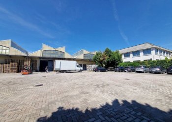 Cortile interno - Capannone via Milano, Baranzate - foto 2