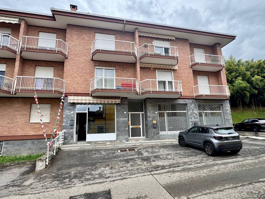 Facciata - Negozio via Giuseppe Cabrino, 56, Mongrando - foto 2