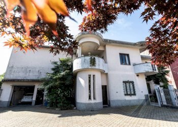 Cortile interno - Villa via Madonna delle Grazie, 46, Trecate - foto 2