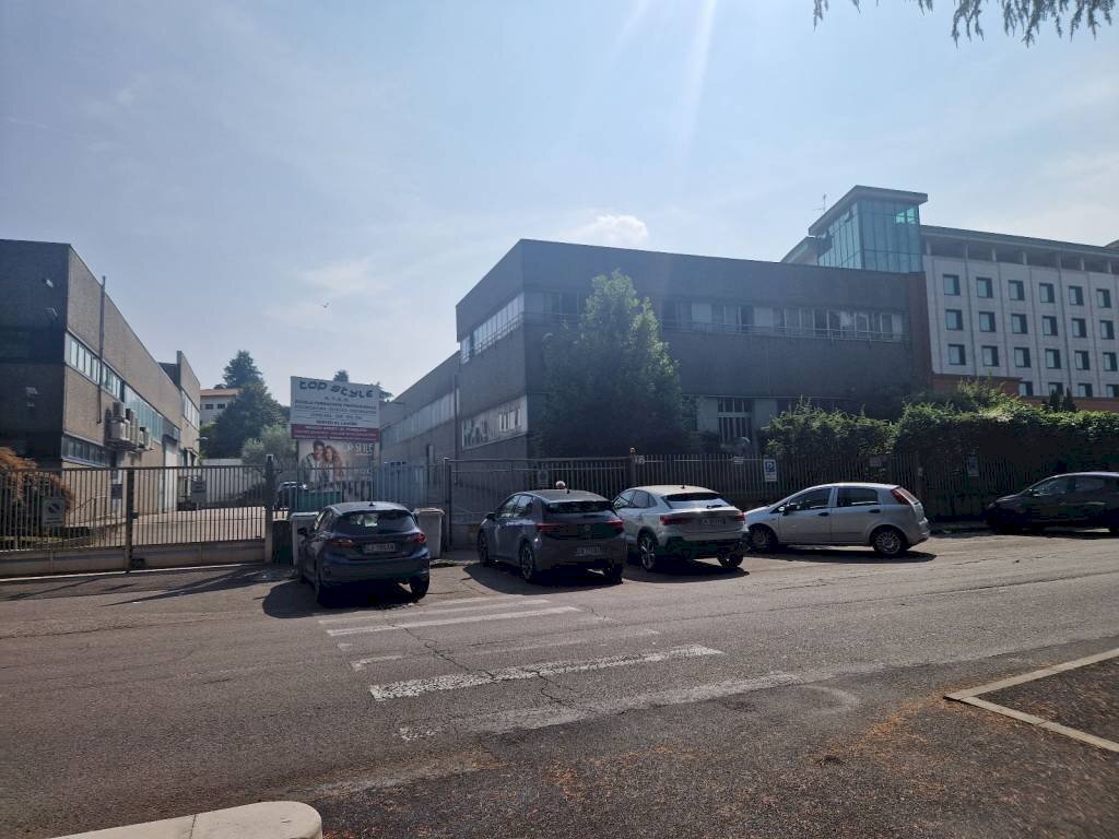 Facciata - Capannone via per Castellanza, Legnano - foto 2