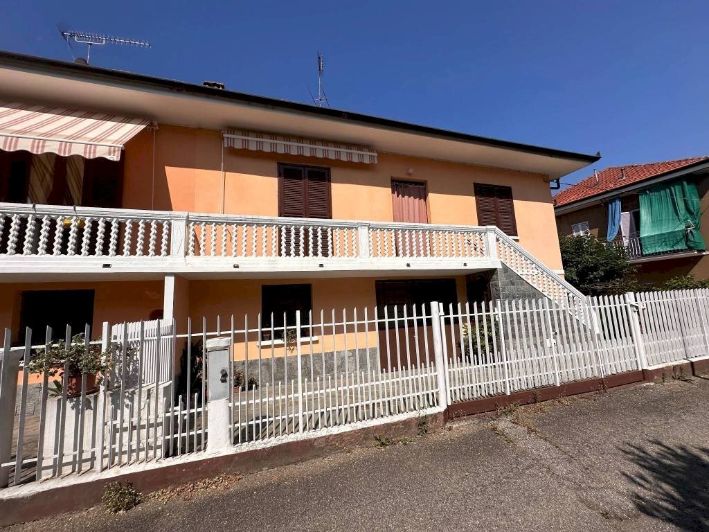 Facciata - Villa via Verzuolo, Carmagnola - foto 1