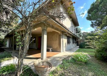 Villa via Risorgimento, 56, Cento - foto 1