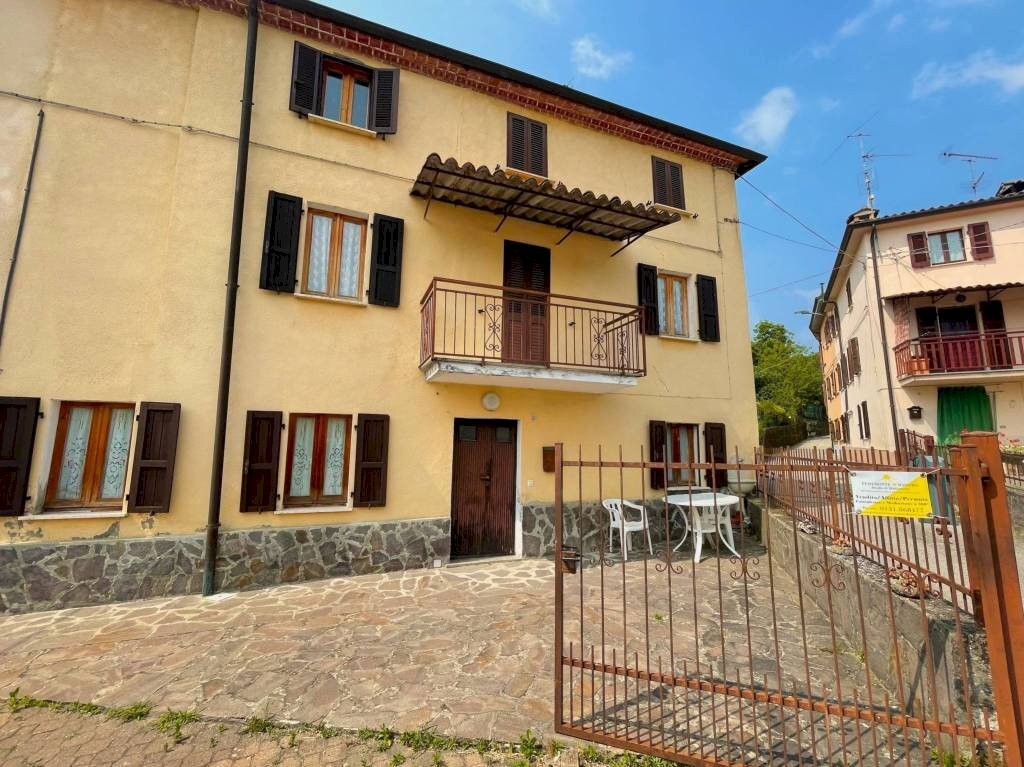 Facciata - Casa indipendente Frazione Cella, Varzi - foto 1