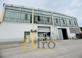 Foto 1 - Locale Commerciale Viale Europa
 
86, Spoltore - foto 1