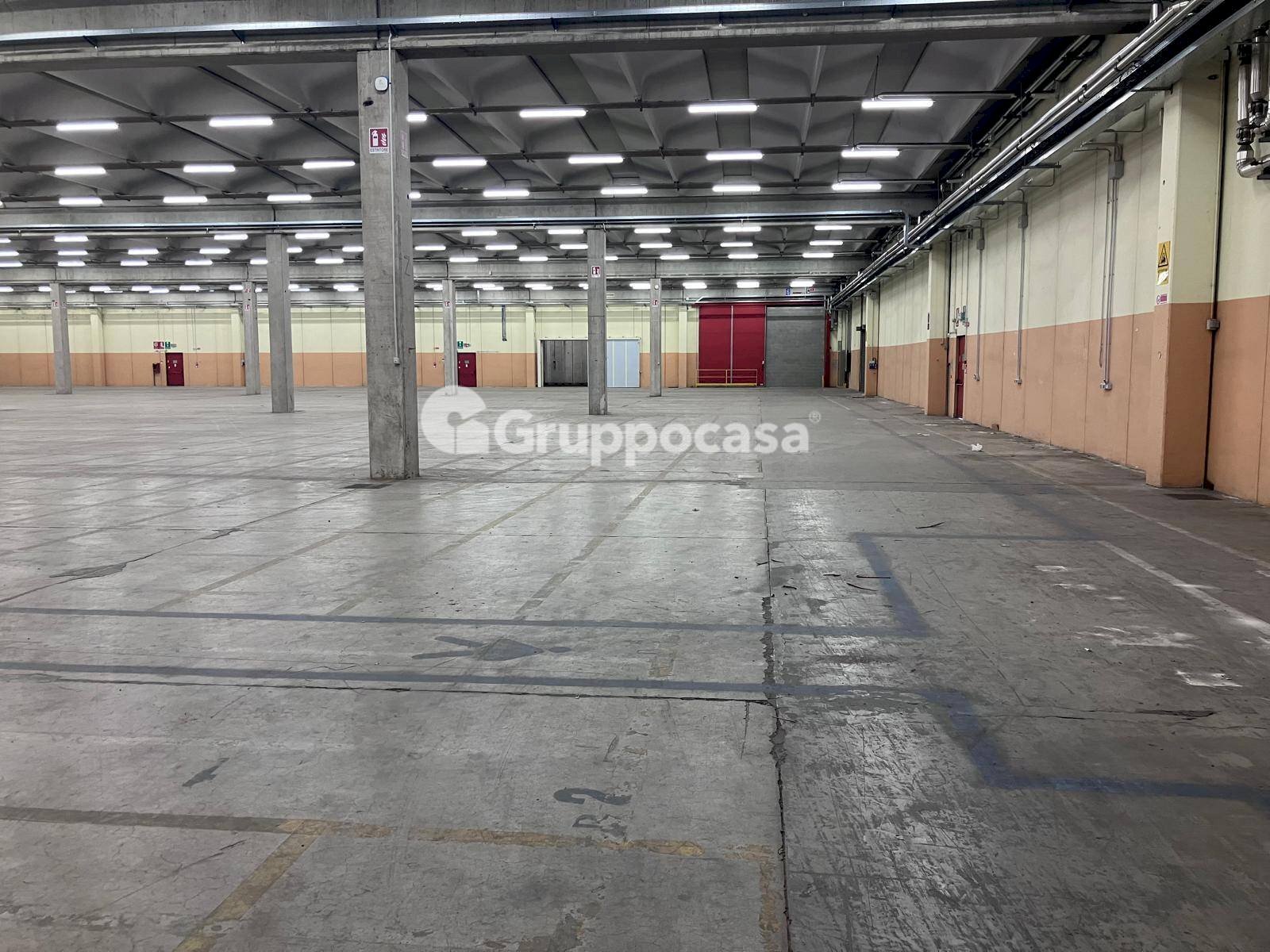 Foto 3 - Locale Commerciale Via Somma
 
6, Cuggiono - foto 3