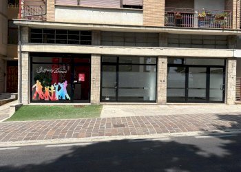 Foto 1 - Locale Commerciale Via C. Battisti
 
56/58, Amandola - foto 1