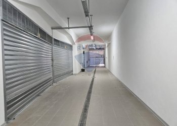 Cancello elettrico d\'uscita visto dall\'interno - Box Via Enrico Serretta
 
2, Palermo - foto 3