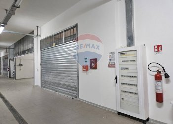 Quadro elettrico generale con contatori a discarica - Box Via Enrico Serretta
 
2, Palermo - foto 9