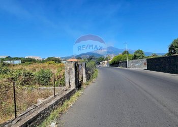 Vista delle montagne - Terreno agricolo Via Pezzagni/Via Spirito Santo
 
snc, Aci Sant'Antonio - foto 10