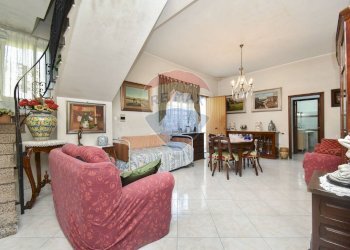 Sala da pranzo - Casa semi indipendente via nicola coviello
 
3-5, Gravina di Catania - foto 1