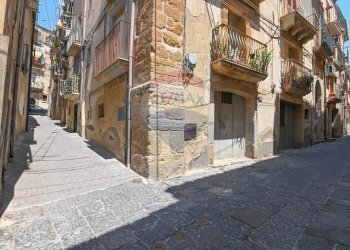 Edificio all\'aperto - Quadrilocale VIA SS.SALVATORE
 
47, Caltagirone - foto 1