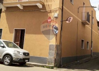 Edificio all\'aperto - Casa semi indipendente Via Libertà
 
57, Riposto - foto 1