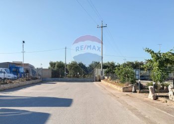 Edificio all\'aperto - Locale Commerciale SP76, Km 10, Sannicandro di Bari - foto 3