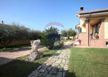 Giardino - Villa Via Colle Oppio
 
19, Anzio - foto 4