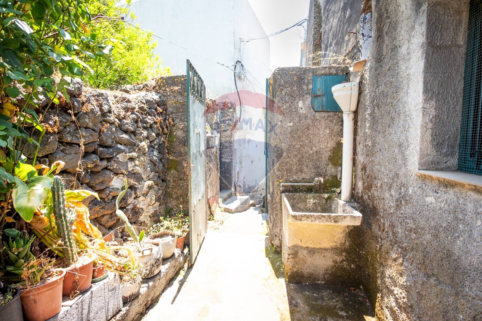 Giardino - Casa indipendente Vicolo Soldato Leone Alfio
 
13 -14, Aci Bonaccorsi - foto 1