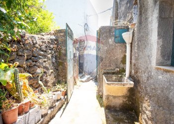 Giardino - Casa indipendente Vicolo Soldato Leone Alfio
 
13 -14, Aci Bonaccorsi - foto 1