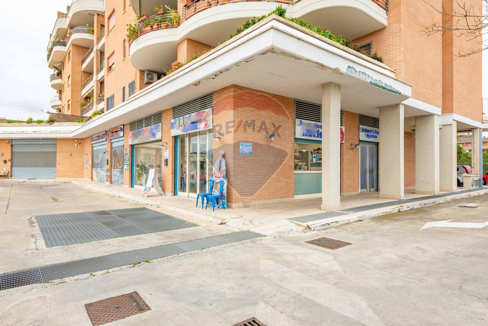 Edificio all\'aperto - Locale Commerciale Via Giacomo Peroni
 
2, Roma - foto 3