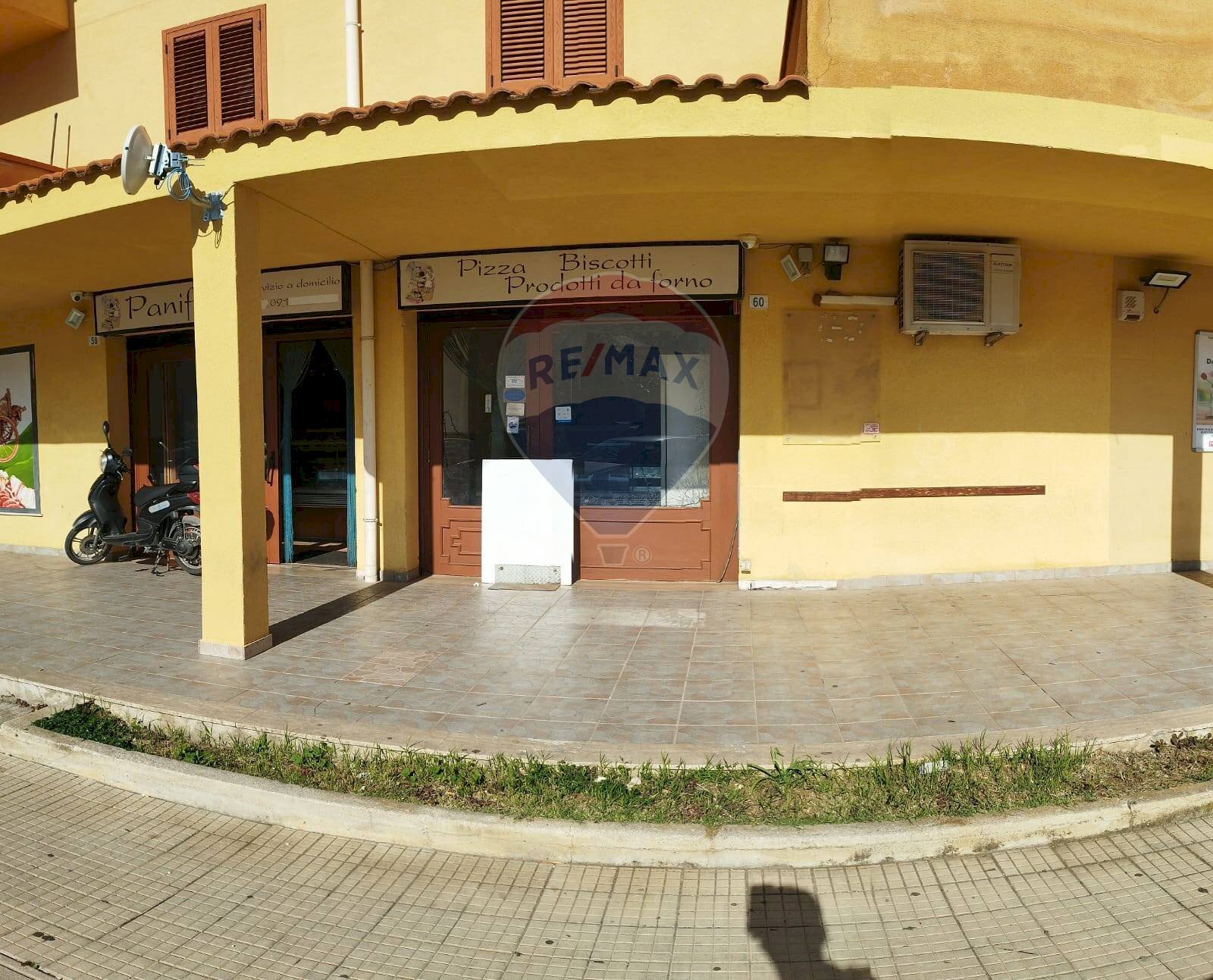 Edificio all\'aperto - Attività Commerciale via giacomo leopardi
 
58, Carini - foto 1