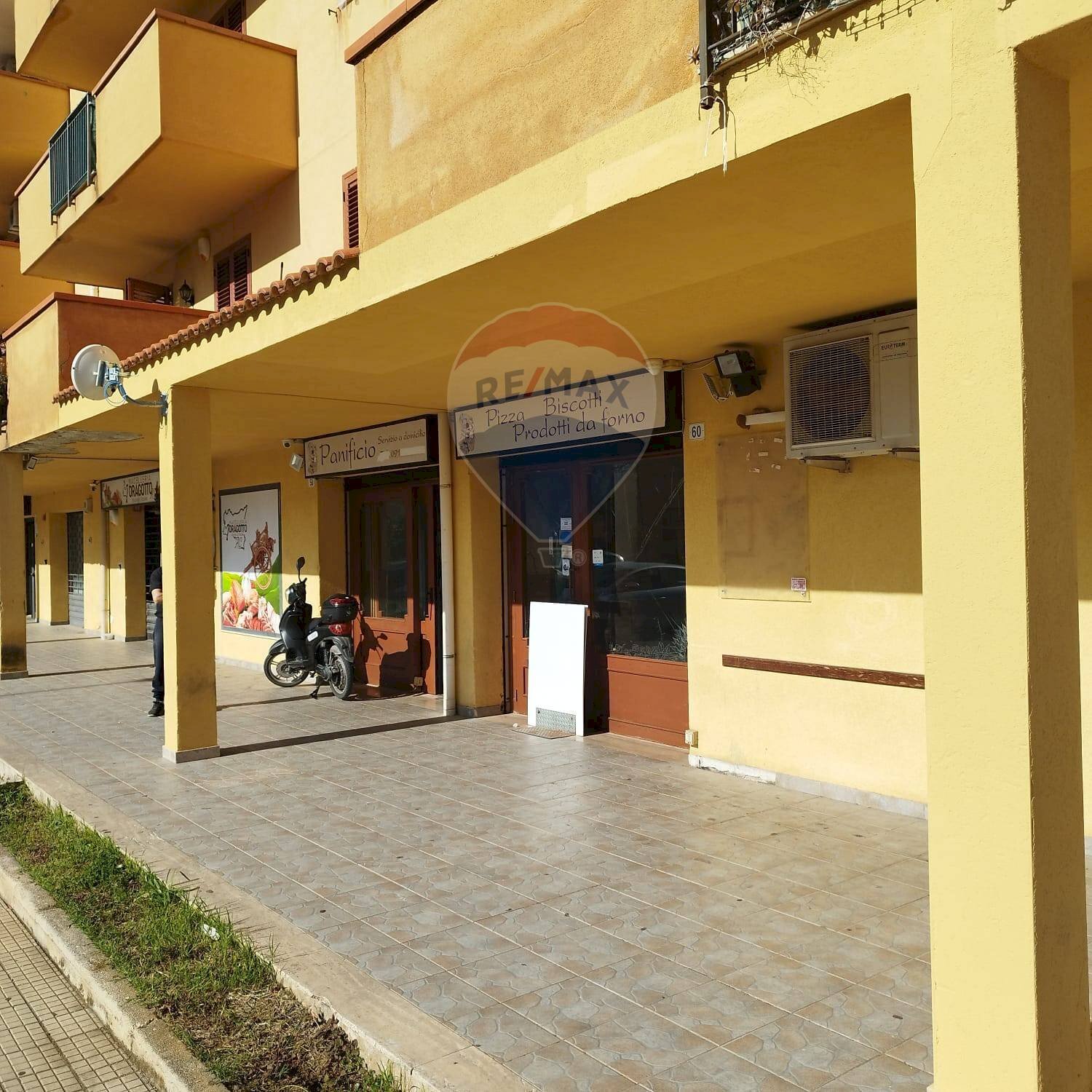 Edificio all\'aperto - Attività Commerciale via giacomo leopardi
 
58, Carini - foto 2