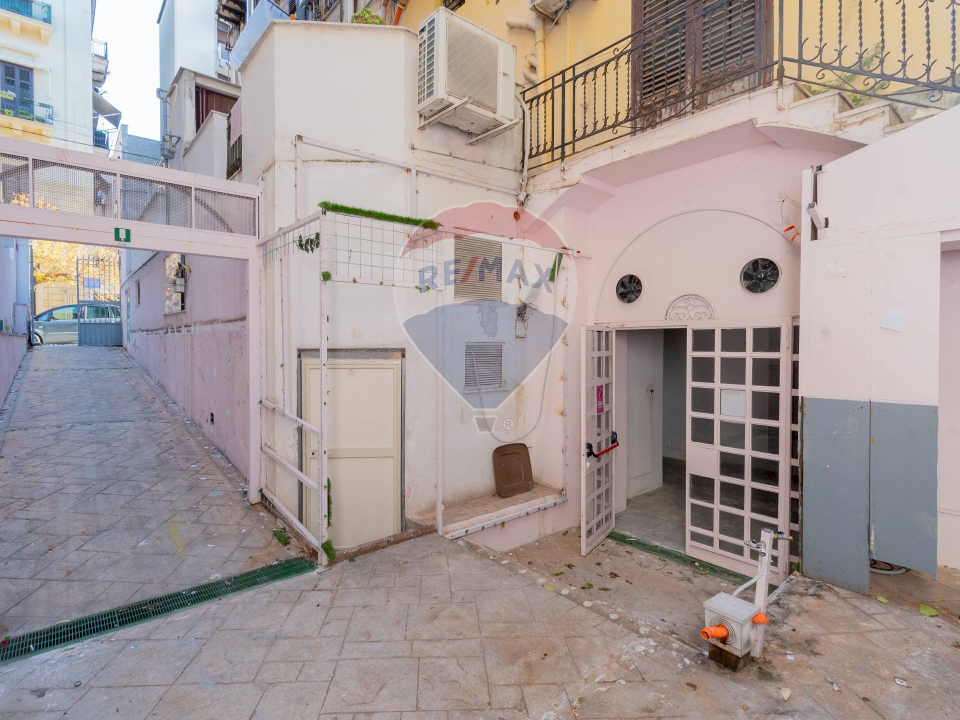 Edificio all\'aperto - Locale Commerciale Via  Giorgio Castriota
 
2, Palermo - foto 2