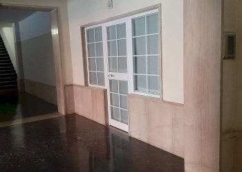 Atrio portone - Appartamento via Isonzo, Genova (zona Sturla) - foto 12