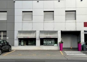 Facciata - Negozio via Quintino Sella, 28, Quaregna Cerreto - foto 2