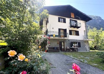 Appartamento in Villa Località Nuarsaz, 20, Antey-Saint-Andrè - foto 1