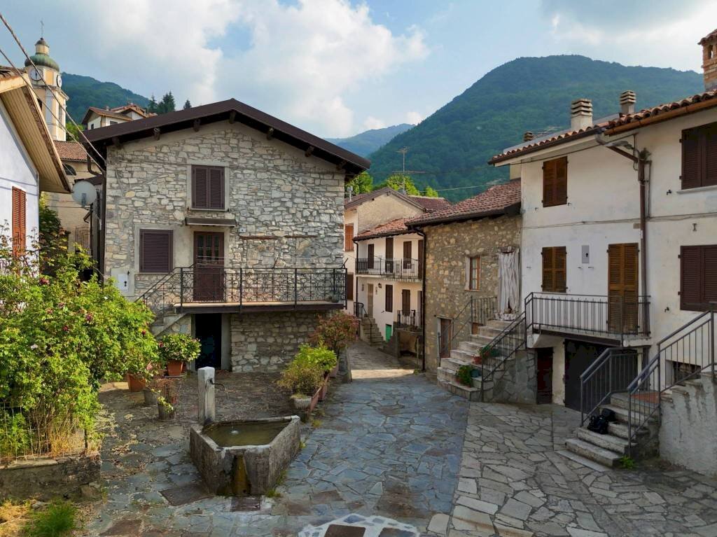 Vista - Casa indipendente Frazione Salogni, Fabbrica Curone - foto 2