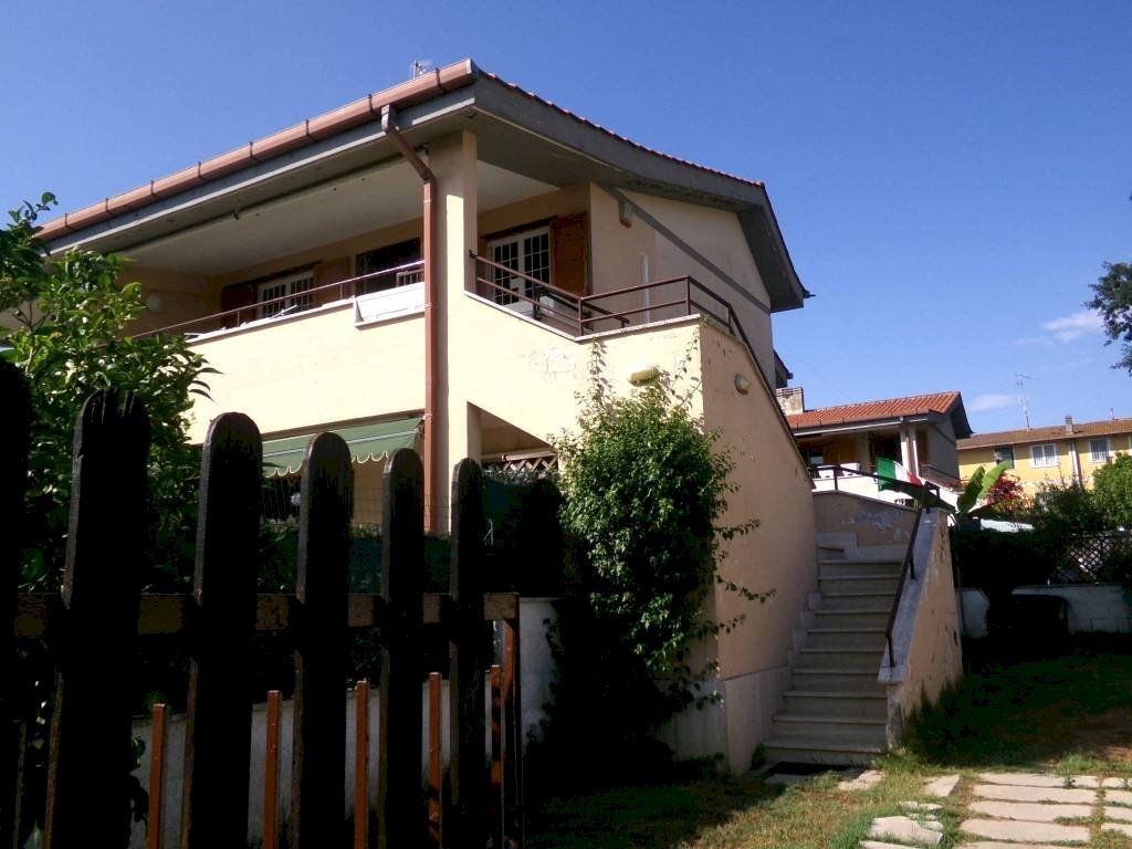 Facciata - Villa via Ugo Foscolo, Anzio - foto 2