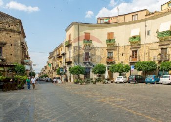 Edificio all\'aperto - Independent house Corso Umberto
 
64, Leonforte - photo 1