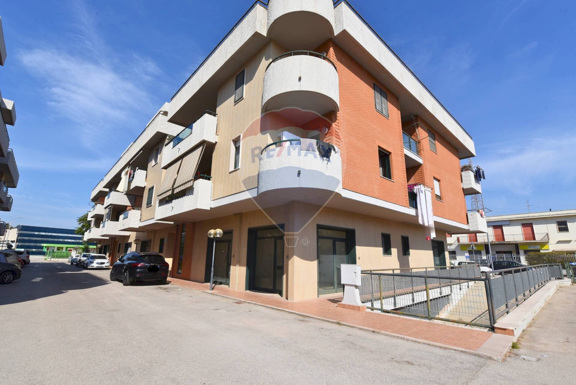 esterno - Box Viale Degli Artigiani, Foggia - photo 2