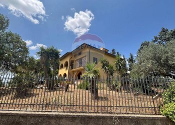 Casa all\'aperto - Casa semi indipendente cda ladroni
 
sn, Caltanissetta - foto 2