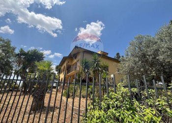 Casa all\'aperto - Casa semi indipendente cda ladroni
 
sn, Caltanissetta - foto 4
