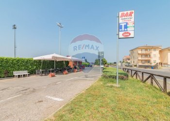 Edificio all\'aperto - Bar Tavola Calda - Fredda via bardiniana
 
33, Grotte di Castro - foto 2