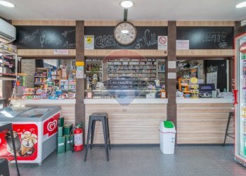 Edificio all\'aperto - Bar Tavola Calda - Fredda via bardiniana
 
33, Grotte di Castro - foto 9